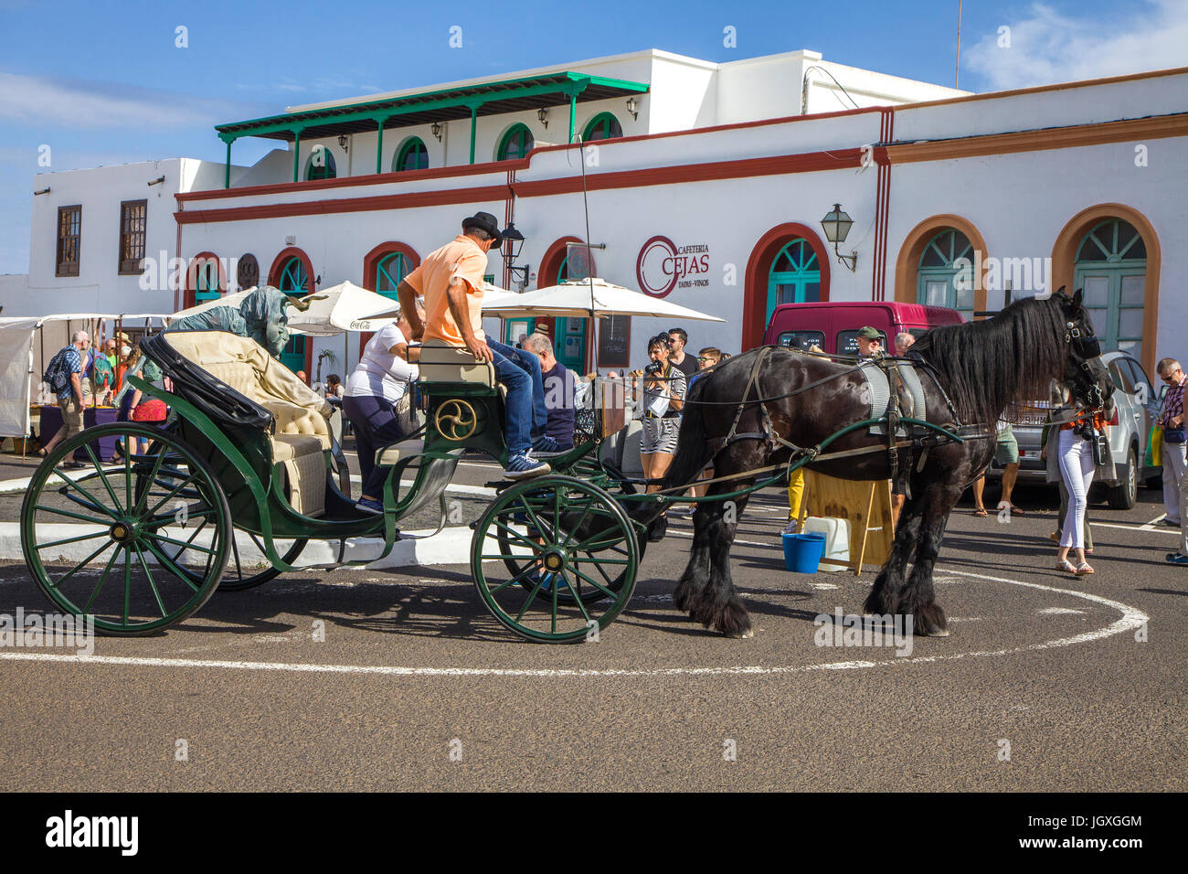 Vor der pferdekutsche bronzetatue teufelsstatue elegua, mourir, sonntagsmarkt en Teguise, Lanzarote, kanarische inseln, europa | calèche à Banque D'Images
