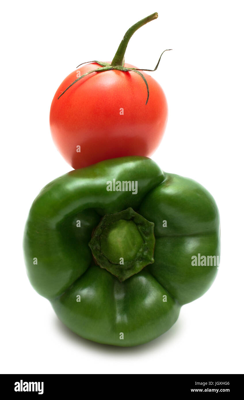 Couple idéal de poivrons verts (bulgare) et la tomate isolé sur blanc. Banque D'Images