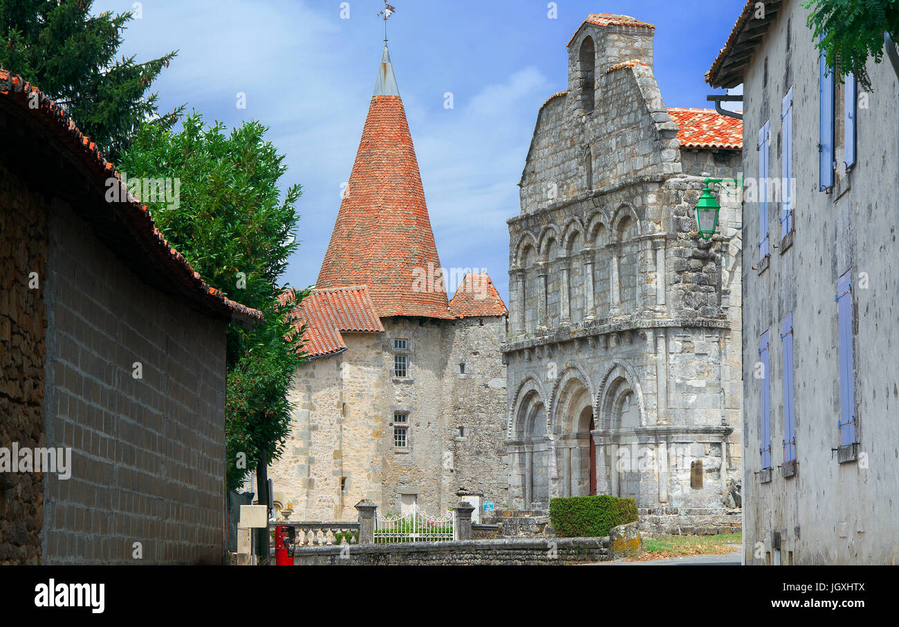 Château et église, Chillac, Charente, SW France Banque D'Images