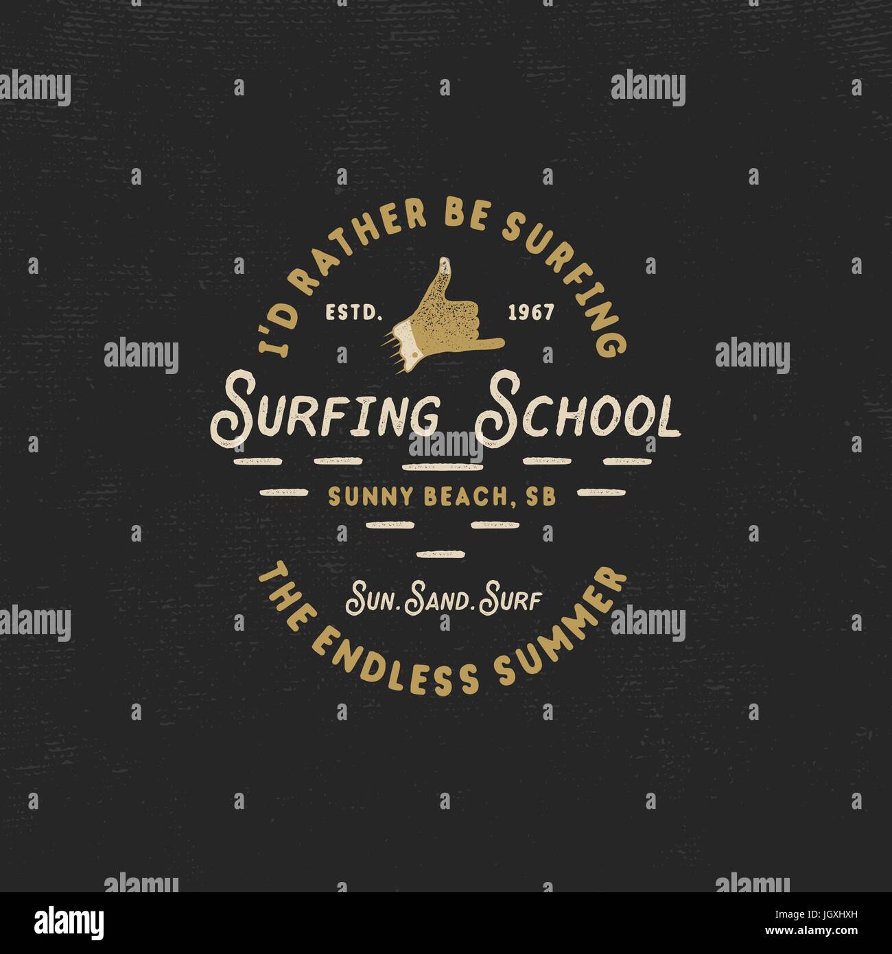 L'école de surf vintage emblème. Logo design rétro avec signe shaka et typographie éléments. Vecteur Stock isolé sur fond sombre de style ancien Illustration de Vecteur