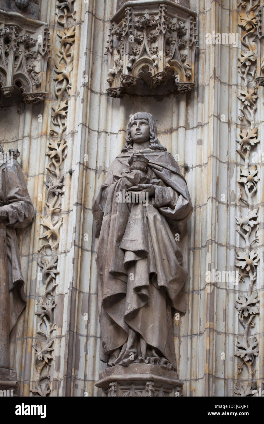 Saint Jean l'Évangéliste. Statue sur le portail de l'Assomption (Puerta de la Asunción) de la Cathédrale de Séville (Catedral de Sevilla) à Séville, Andalousie, espagne. Banque D'Images