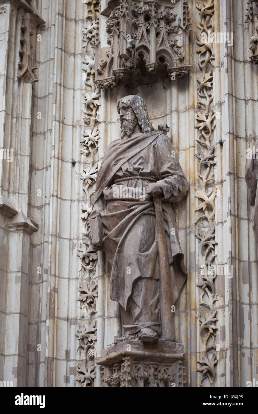 Saint Jude Thaddée. Statue sur le portail de l'Assomption (Puerta de la Asunción) de la Cathédrale de Séville (Catedral de Sevilla) à Séville, Andalousie, espagne. Banque D'Images Saint Jude Thaddée. Statue sur le portail de l'Assomption (Puerta de la Asunción) de la Cathédrale de Séville (Catedral de Sevilla) à Séville, Andalousie, espagne. Banque D'Images
