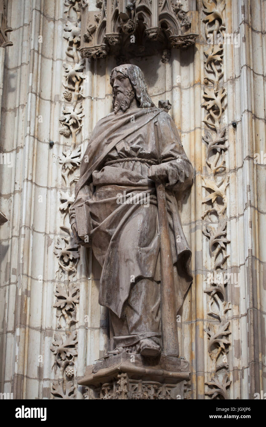 Saint Jude Thaddée. Statue sur le portail de l'Assomption (Puerta de la Asunción) de la Cathédrale de Séville (Catedral de Sevilla) à Séville, Andalousie, espagne. Banque D'Images