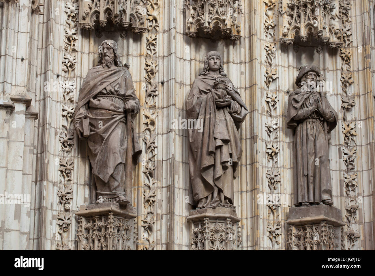 Saint Jude Thaddée, Saint Jean l'Évangéliste et Saint Jacques le Majeur. Statues des apôtres sur le portail de l'Assomption (Puerta de la Asunción) de la Cathédrale de Séville (Catedral de Sevilla) à Séville, Andalousie, espagne. Banque D'Images