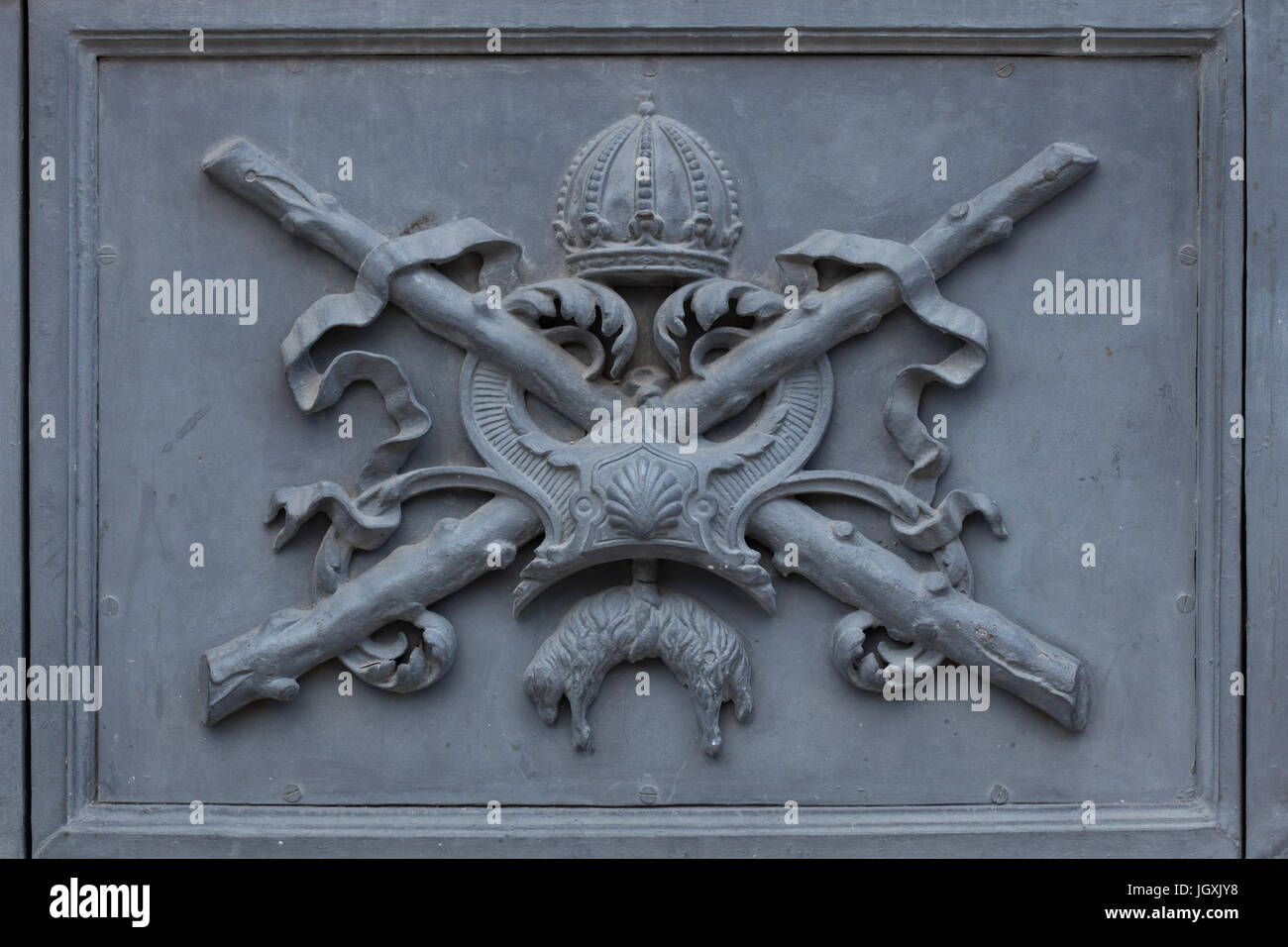 Ordre de la Toison d'or représenté sur la porte de la Casa Consistorial de Sevilla décorées en style plateresque par l'architecte espagnol Diego de Riaño à Séville, Andalousie, espagne. Banque D'Images