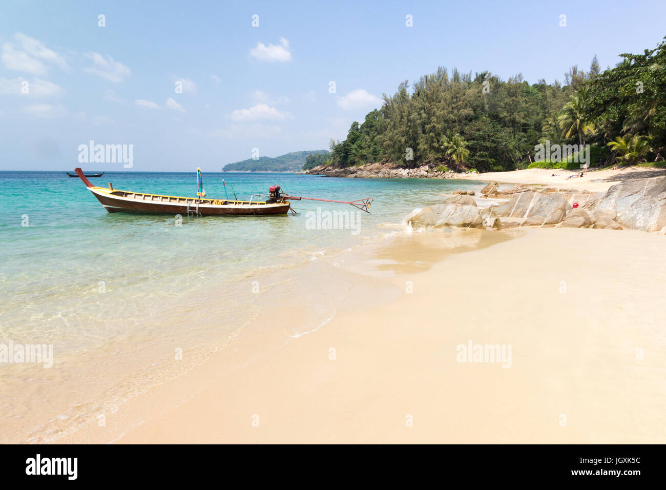 Bateau Longtail ancrés à Banana Beach, Phuket, Thaïlande Banque D'Images