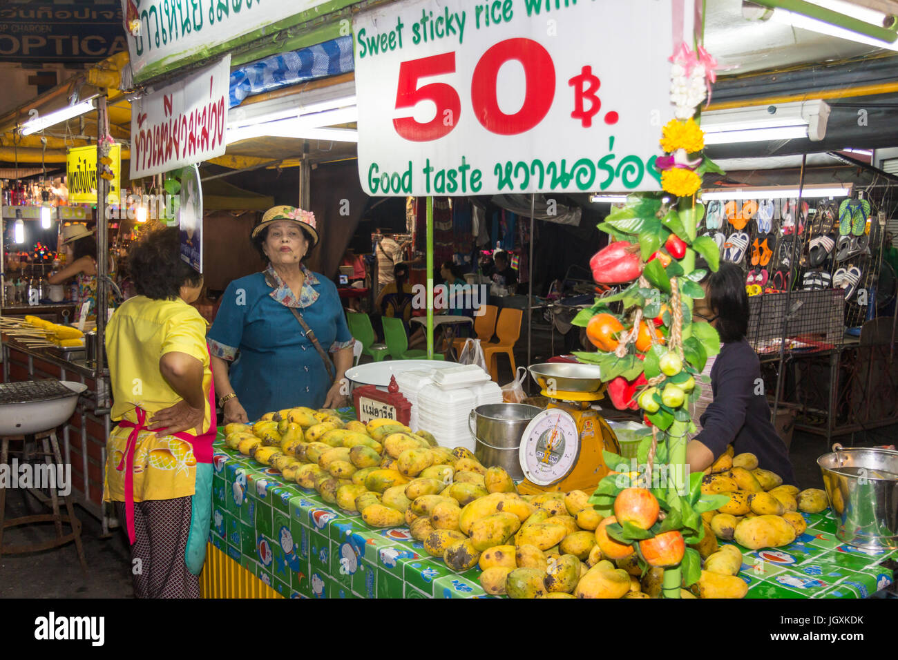 Mangue et riz gluant vendeur sur le marché de nuit de Hua Hin, Thaïlande Banque D'Images