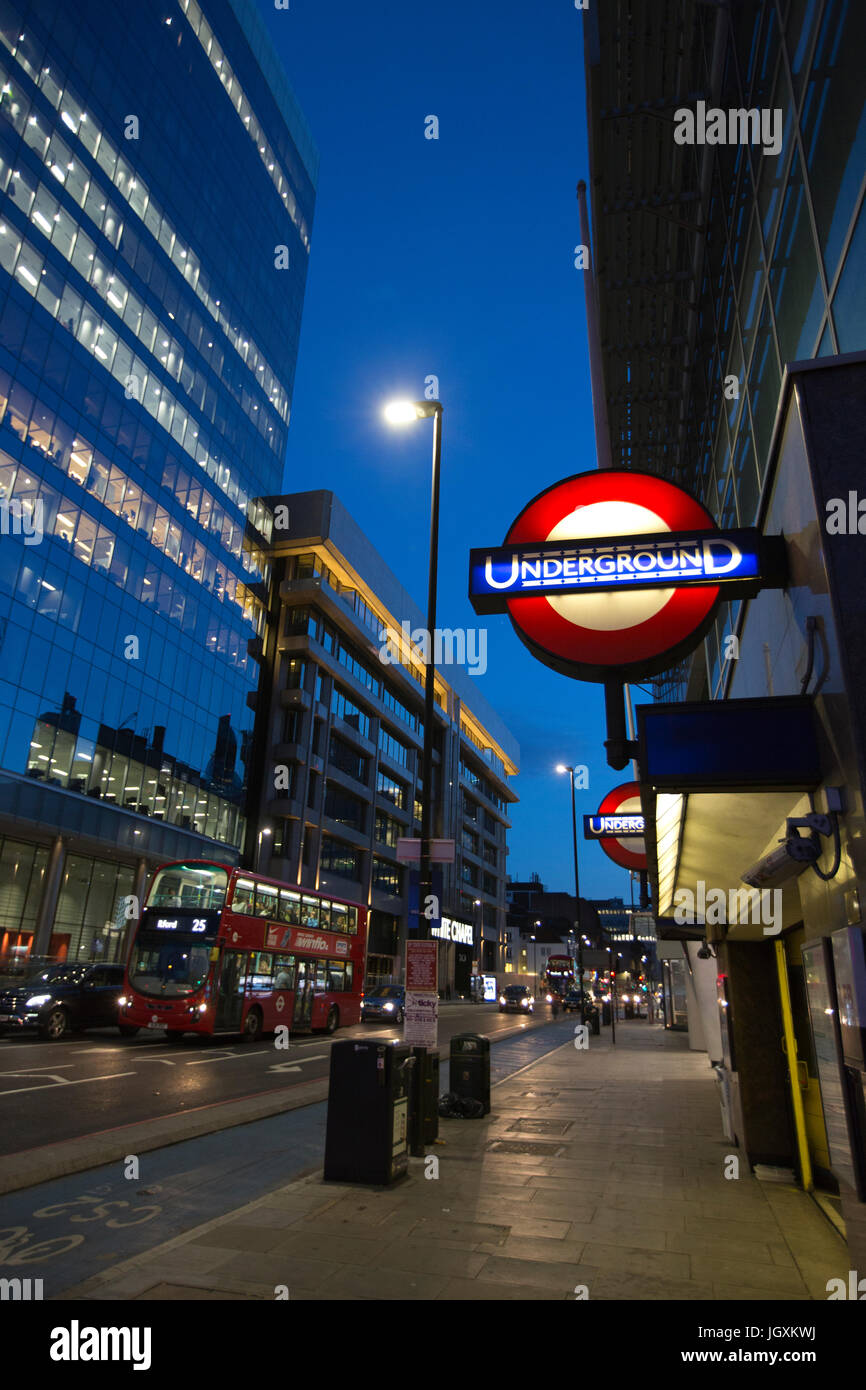 L'Est de la ville de Londres à Aldgate, la traversent actuellement une période de transition, que vous recherchiez un embourgeoisement avec appartements, UK Banque D'Images