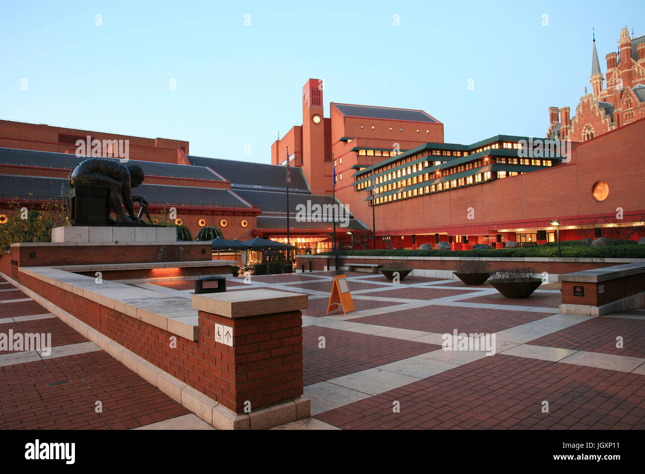 Londres, Royaume-Uni - 10 novembre 2010 : vue extérieure du bâtiment de la British Library, bibliothèque nationale du Royaume-Uni, conçu par le professeur Colin Wilson, séparés f Banque D'Images