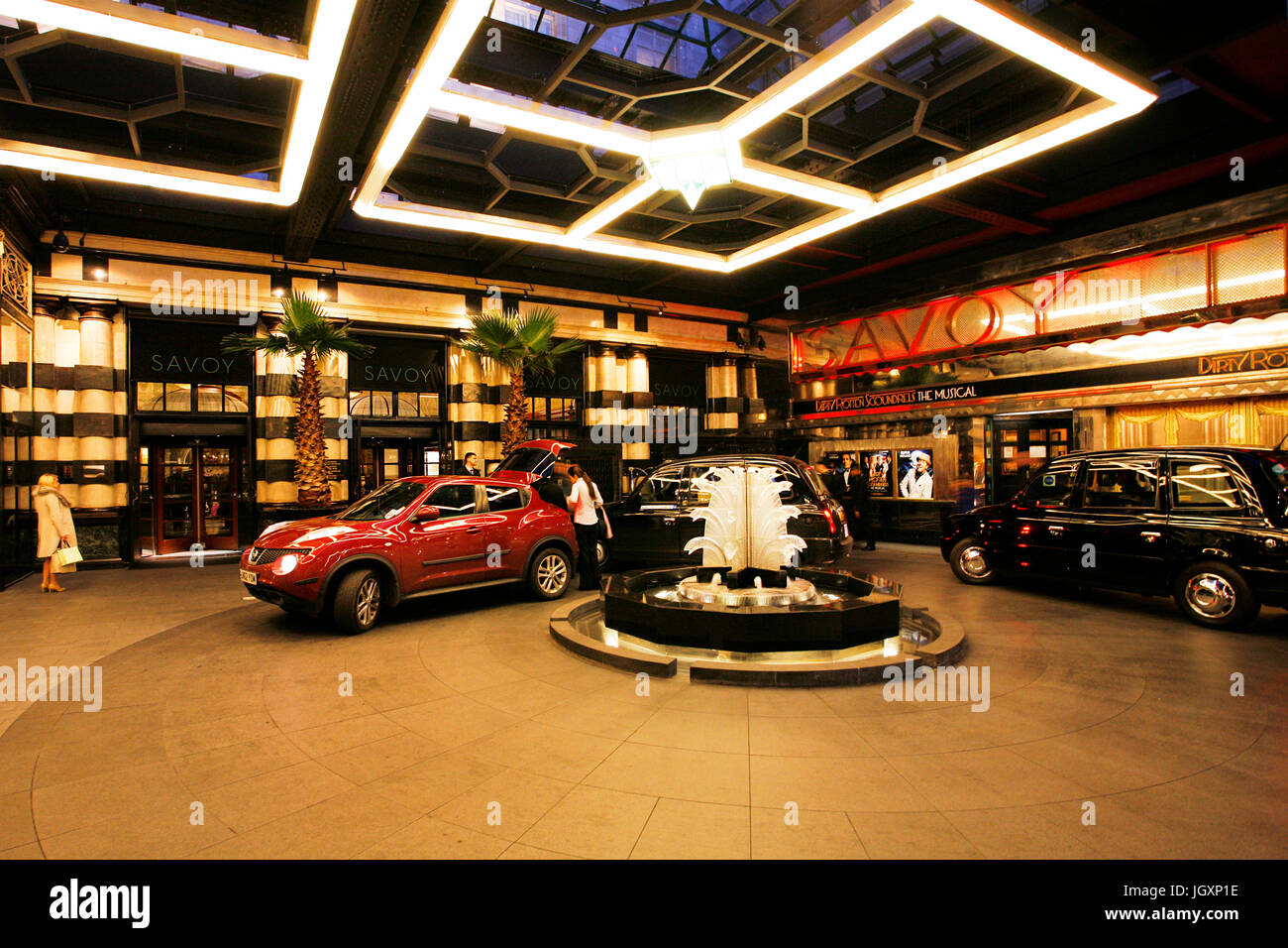 Vue extérieure de l'établissement Savoy Hotel, le premier hôtel de luxe dans le centre de Londres, ouvert en 1889 et fermé en 2007 pour rénovation a rouvert ses portes en octobre 2010. Banque D'Images