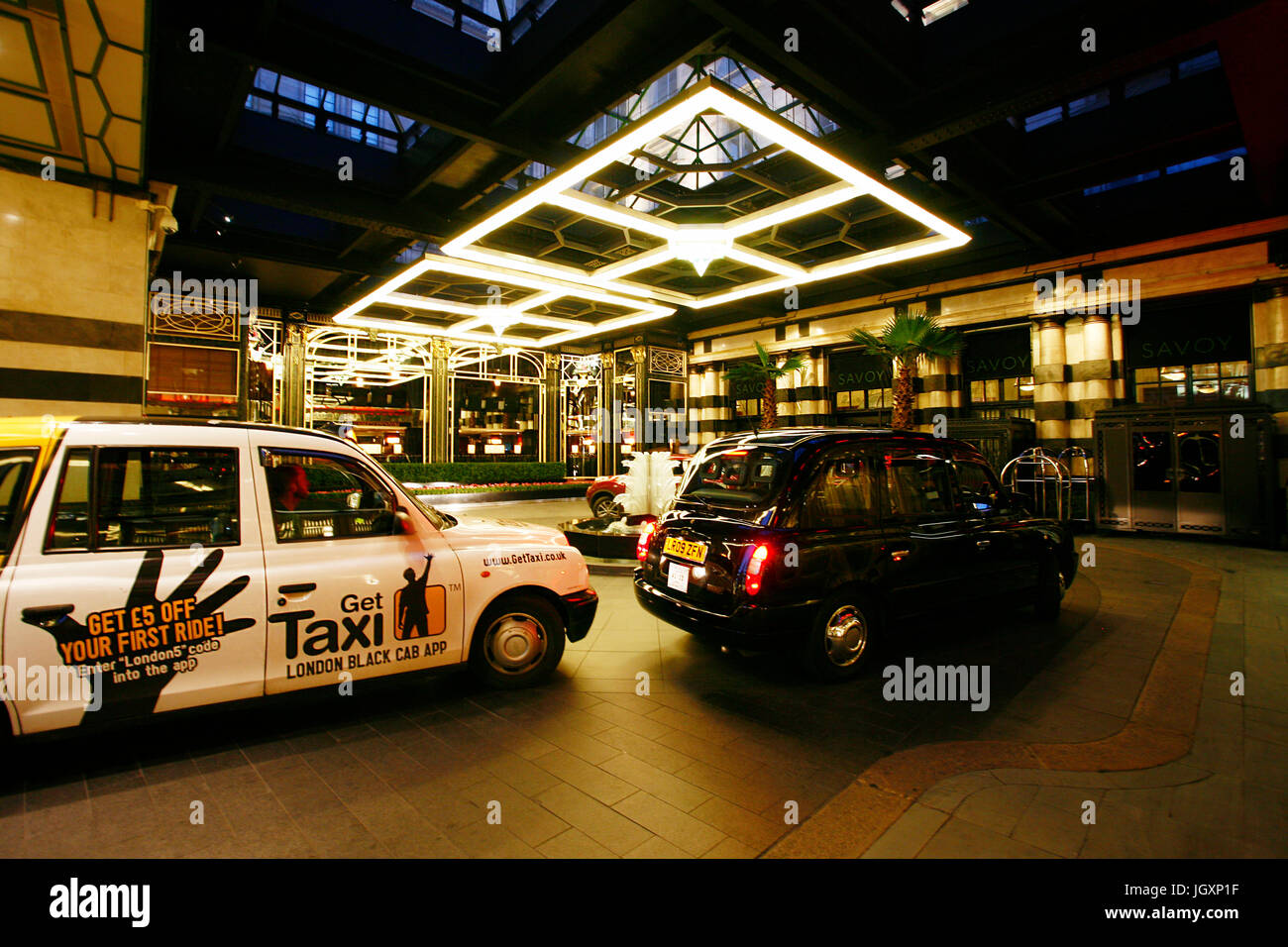 Vue extérieure de l'établissement Savoy Hotel, le premier hôtel de luxe dans le centre de Londres, ouvert en 1889 et fermé en 2007 pour rénovation a rouvert ses portes en octobre 2010. Banque D'Images