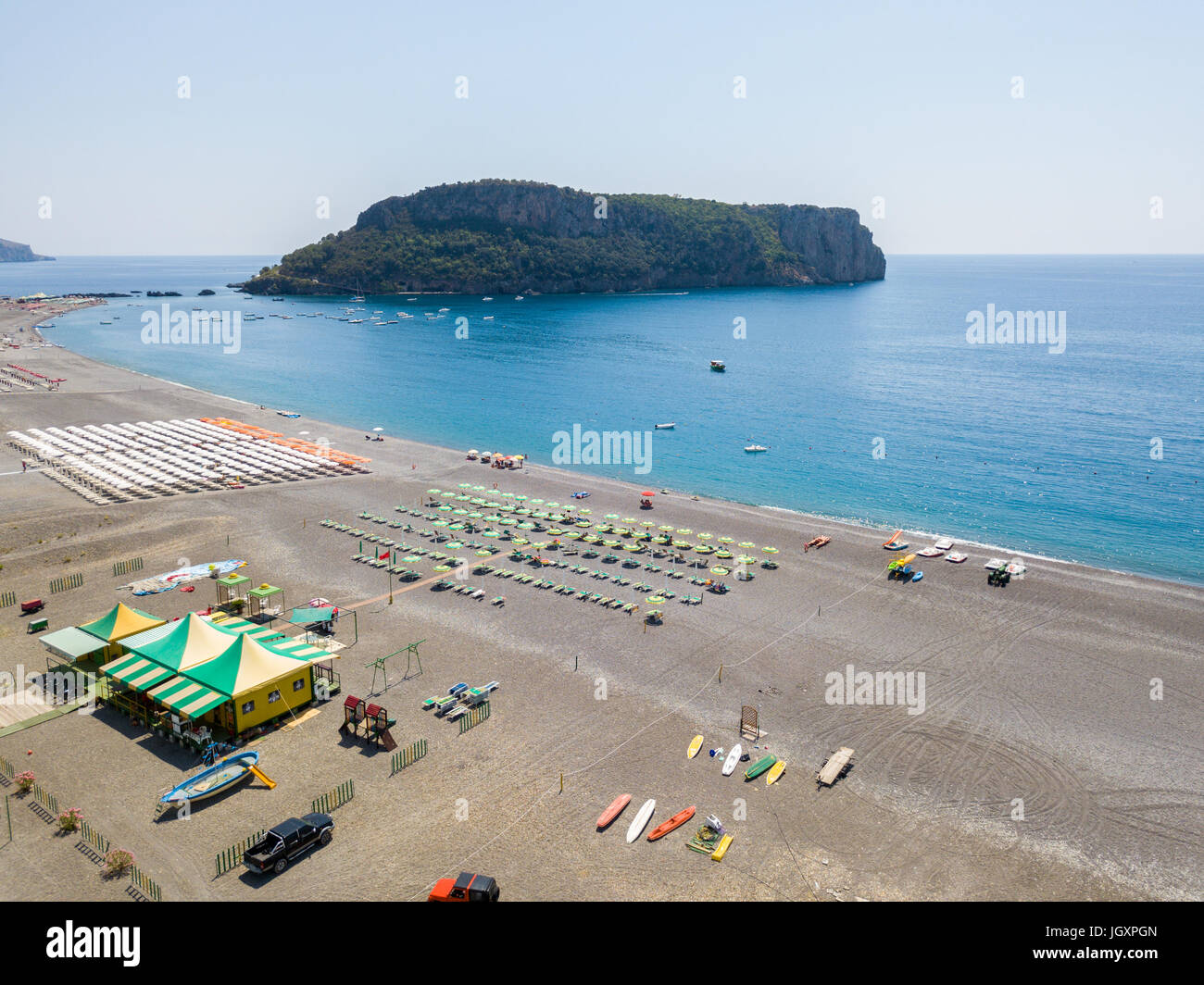 L'île de Dino, vue aérienne de l'île, et la plage, Praia a Mare, Province de Cosenza, Calabre, Italie. 06/26/2017. Vue aérienne de l'île, les vacances et la mer Banque D'Images