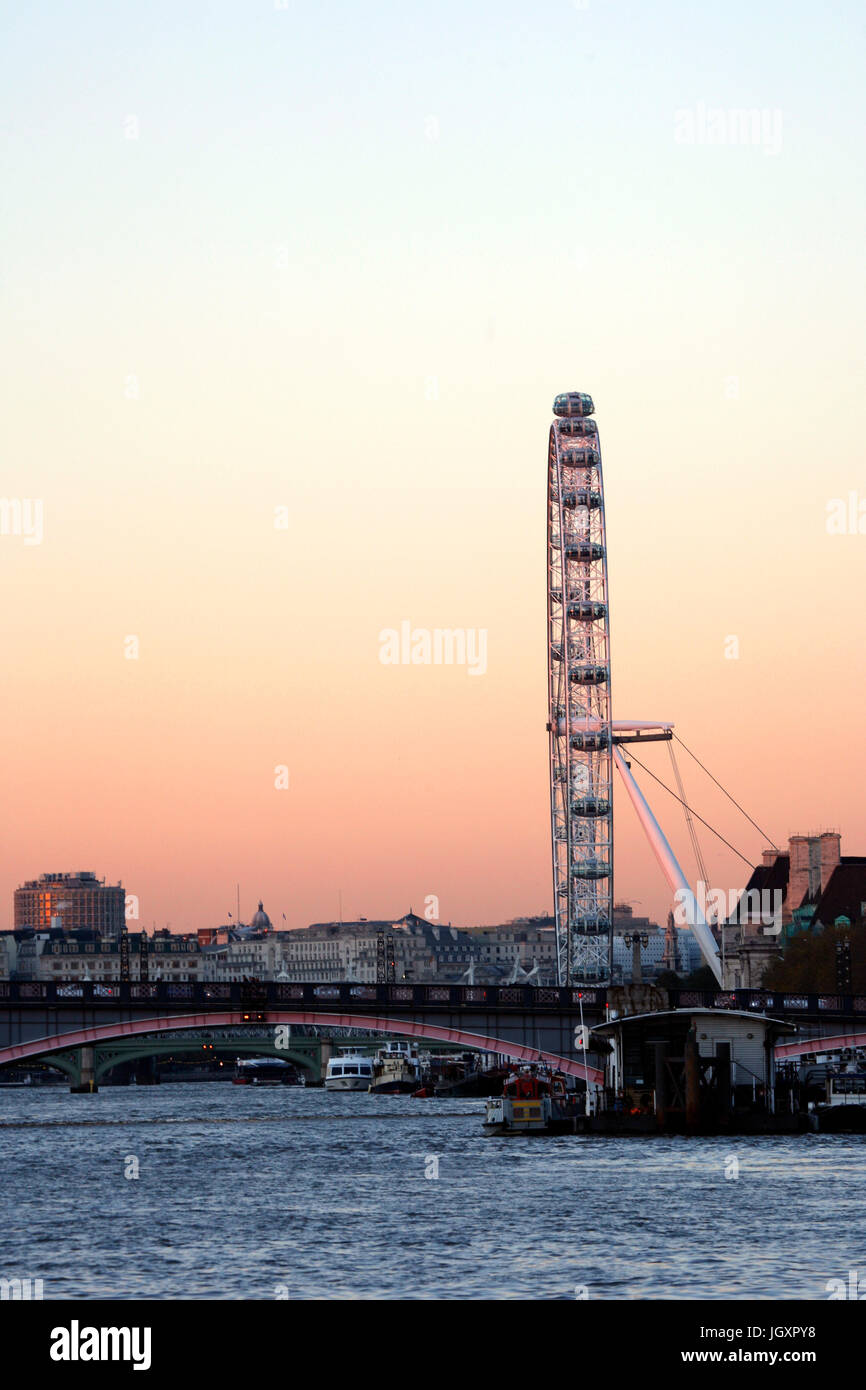 Londres, Royaume-Uni - 19 novembre 2013 : vue sur le London Eye, une célèbre attraction touristique à une hauteur de 135 mètres (443 ft) et la plus grande roue de Ferris dans Banque D'Images