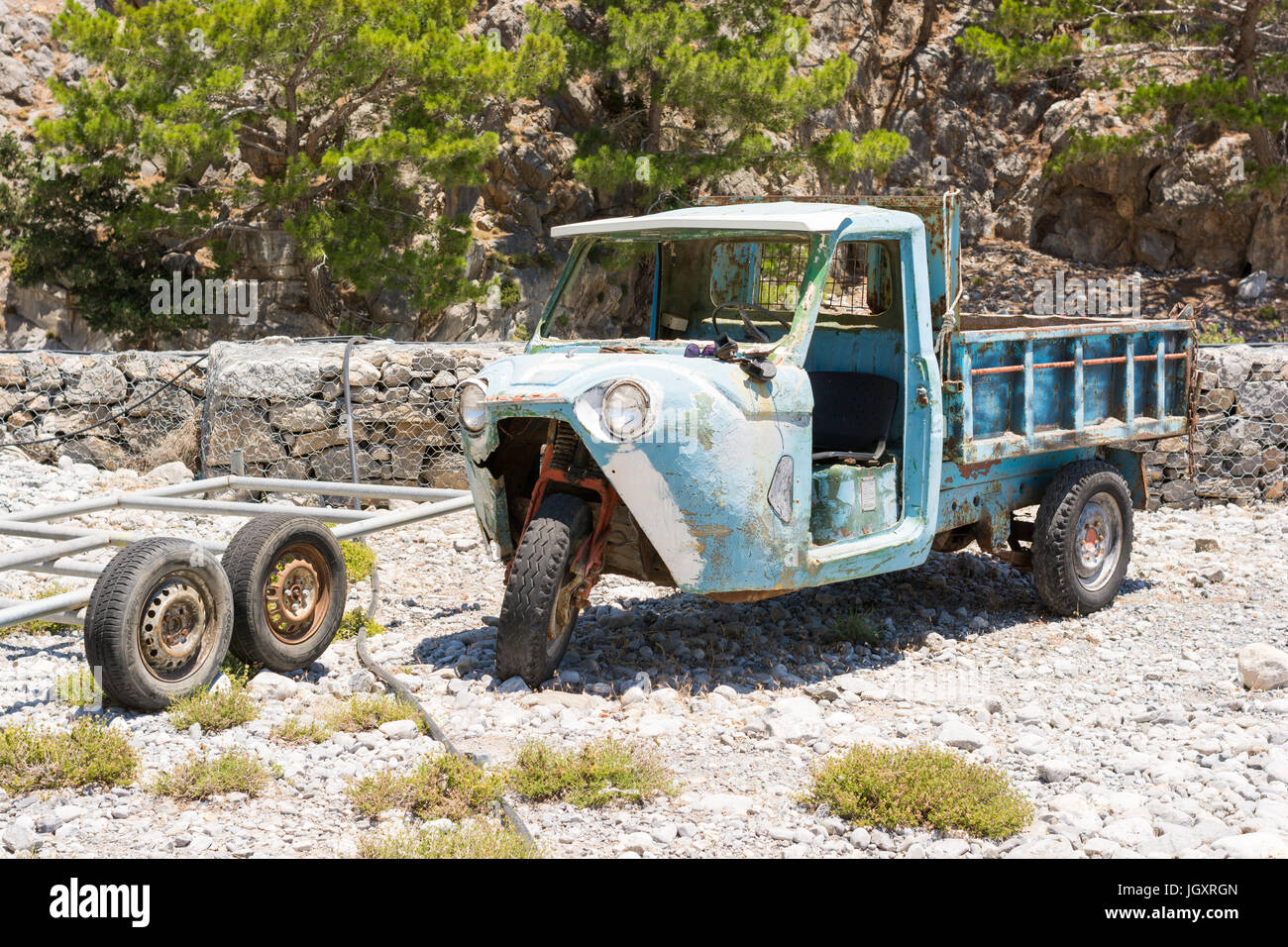 Véhicule à trois roues à besoin d'une restauration, mais encore en usage dans la Grèce. Banque D'Images