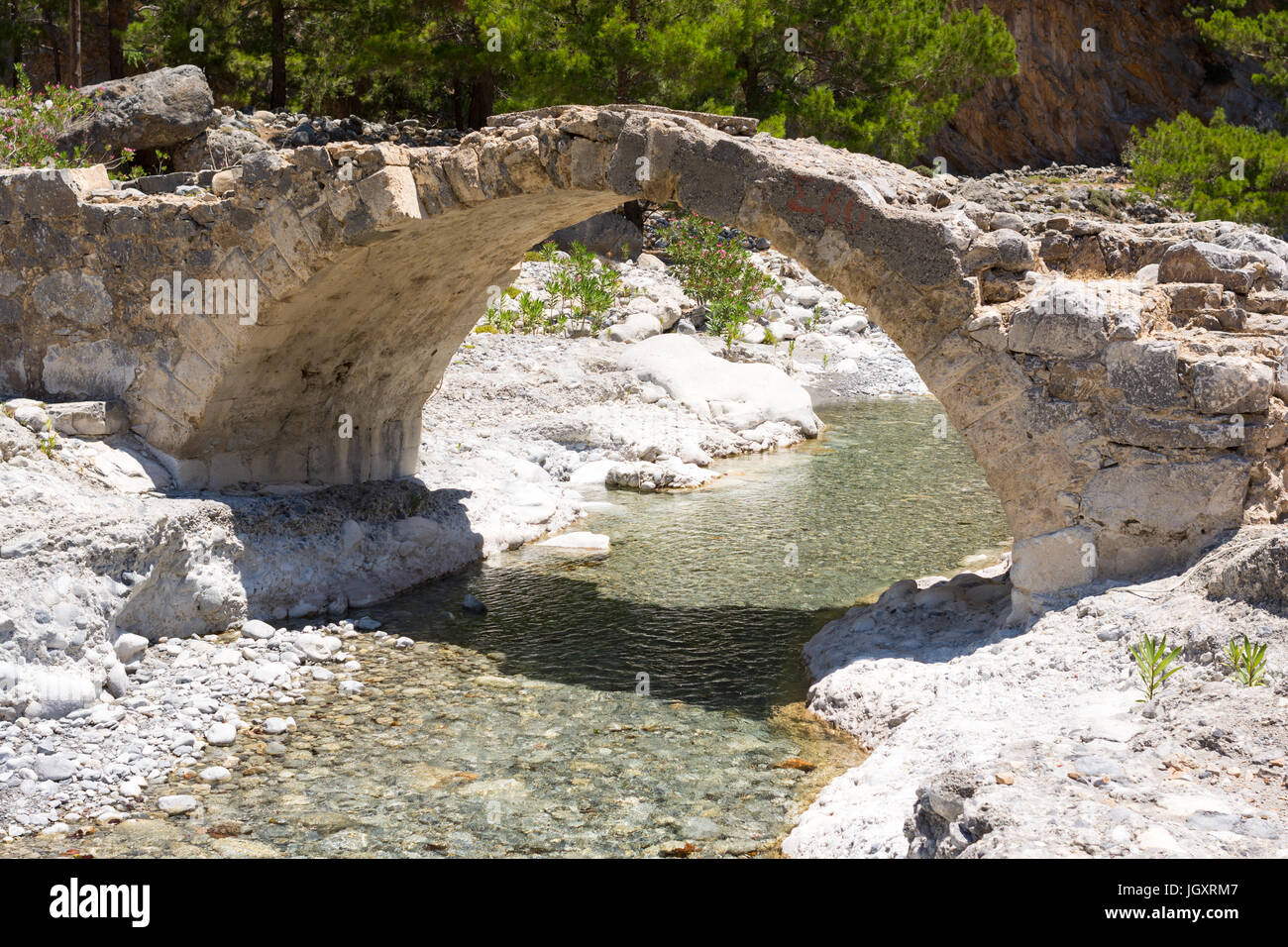 Les ruines d'un pont de pierre en arc à l'extrémité inférieure de la Gorge de Samaria, au sud-ouest de la Crète, Grèce Banque D'Images