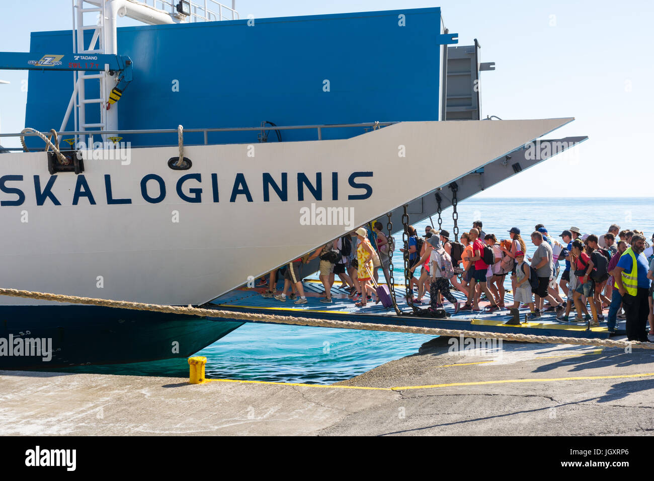 Les passagers d'un ferry grec à Agia Roumeli, ouest de la Crète, Grèce. Banque D'Images