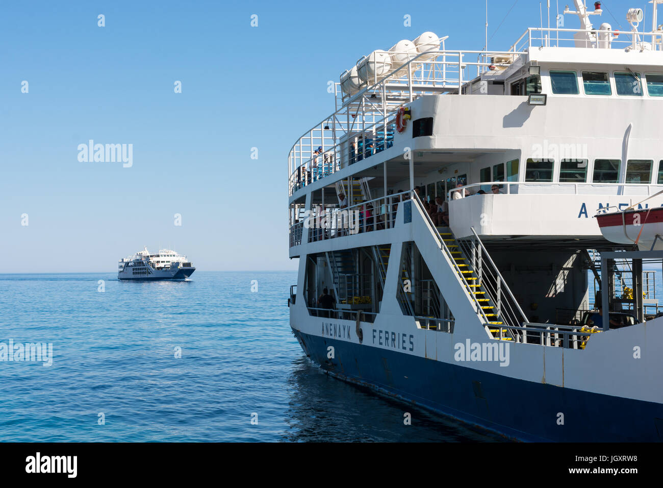 L'activité de traversier grec à Agia Roumeli, ouest de la Crète, Grèce. Banque D'Images