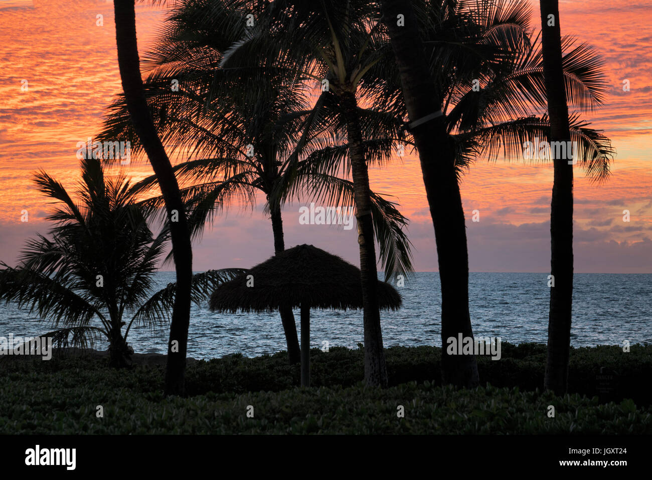 Parasol de plage et au coucher du soleil. Ko Olina, Oahu, Hawaii. Banque D'Images