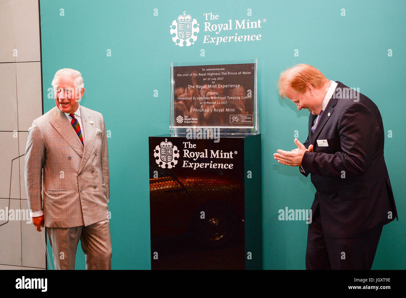 Le Prince de Galles dévoile une plaque avec Royal Mint chef Adam Lawrence (à droite) au cours d'une visite de la Royal Mint's visitor centre à Heol-Y-Sarn, au Pays de Galles. Banque D'Images