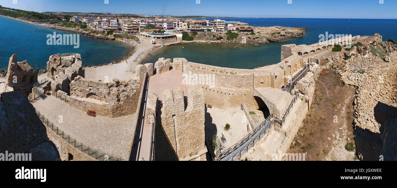 Calabria, Italie : vue sur la mer Ionienne et le château Aragonais de Le Castella, une forteresse sur une petite bande de terrain dans le hameau homonyme d'Isola Capo Rizzuto Banque D'Images
