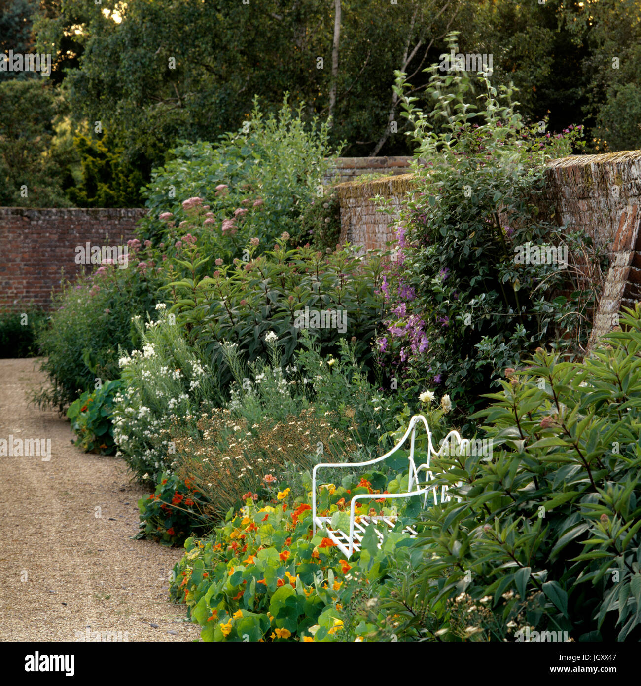 Des fleurs dans un jardin de style géorgien Banque D'Images