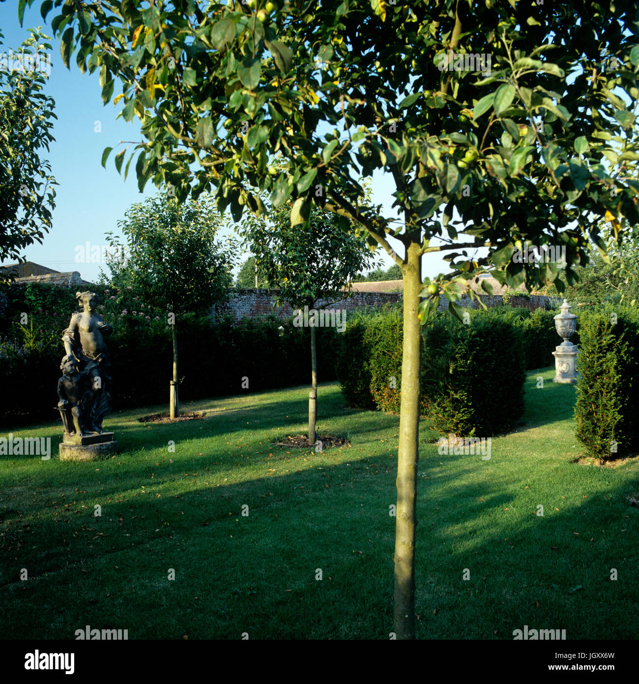 Statue sur la pelouse dans un jardin Banque D'Images