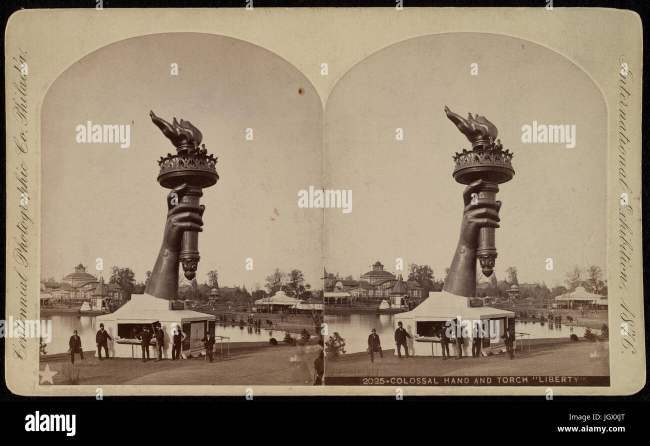 La torche et une partie du bras de la Statue de la liberté, à l'affiche à l'Exposition du Centenaire de 1876 à Philadelphie. Stand d'informations à la base du bras et deux personnes vu à balustrade ci-dessous flamme de chalumeau. Banque D'Images