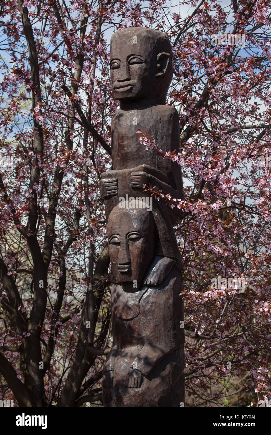 La masse africaine idoles érigée devant la maison de l'éléphant au zoo de Budapest à Budapest, Hongrie. La colonne d'origine-sculpture de la région du Congo Banque D'Images