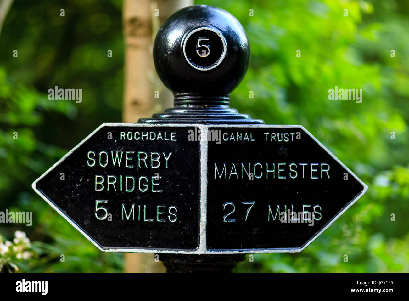 Côté Canal marqueur de distance sur le canal de Rochdale près de Hebden Bridge, West Yorkshire, Royaume-Uni Banque D'Images