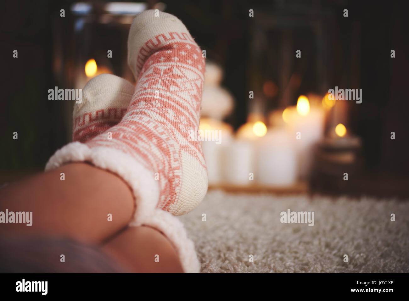 Pieds de femme portant des chaussettes de fête Banque D'Images
