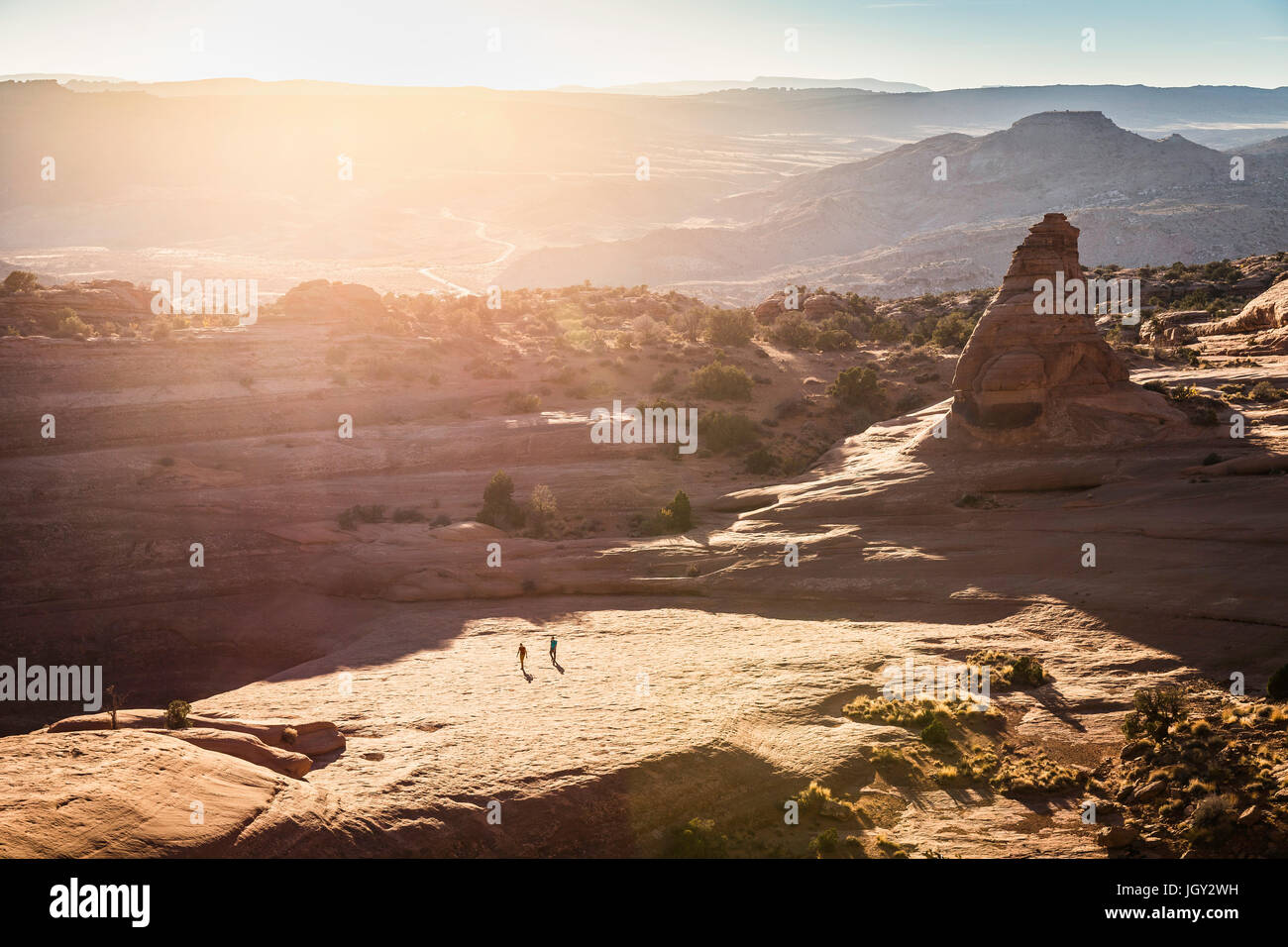 Les randonneurs explorer Arches National Park, Moab, Utah, USA Banque D'Images