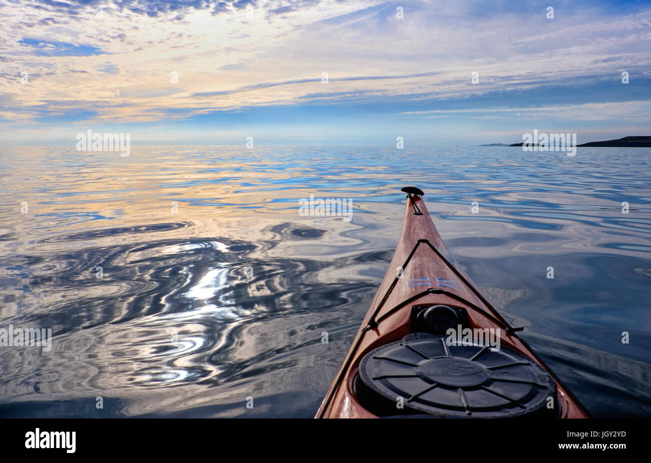 Un kayak de mer de partir dans une mer calme, vide, Anglesey, Pays de Galles , Grande-Bretagne Banque D'Images