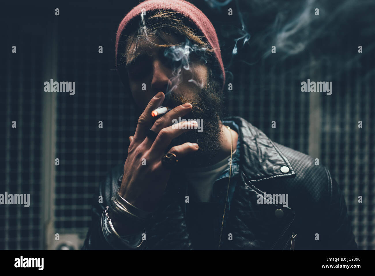 Jeune homme hipster cigarette dans Dark city porte à nuit Photo Stock -  Alamy