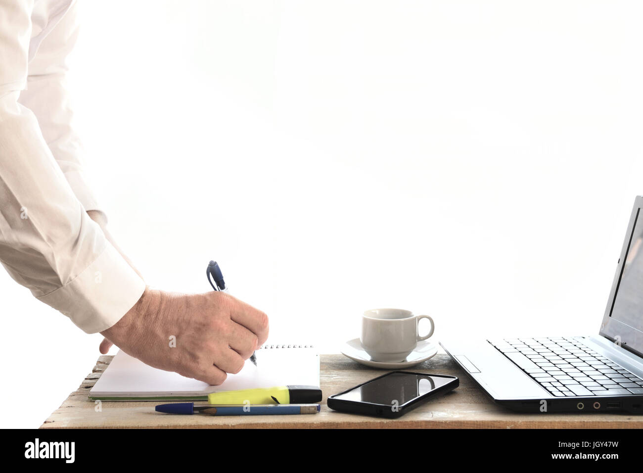 L'homme d'affaires travaillant dans un projet sur un ordinateur de bureau. L'intérieur du bureau. Copie vide de l'espace pour l'éditeur de texte. Banque D'Images