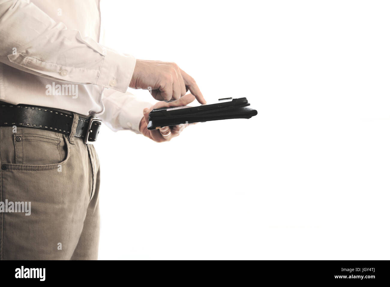 L'introduction de l'homme d'affaires et de contrôler certaines informations dans une tablette. Copie vide de l'espace pour l'éditeur de texte. Banque D'Images