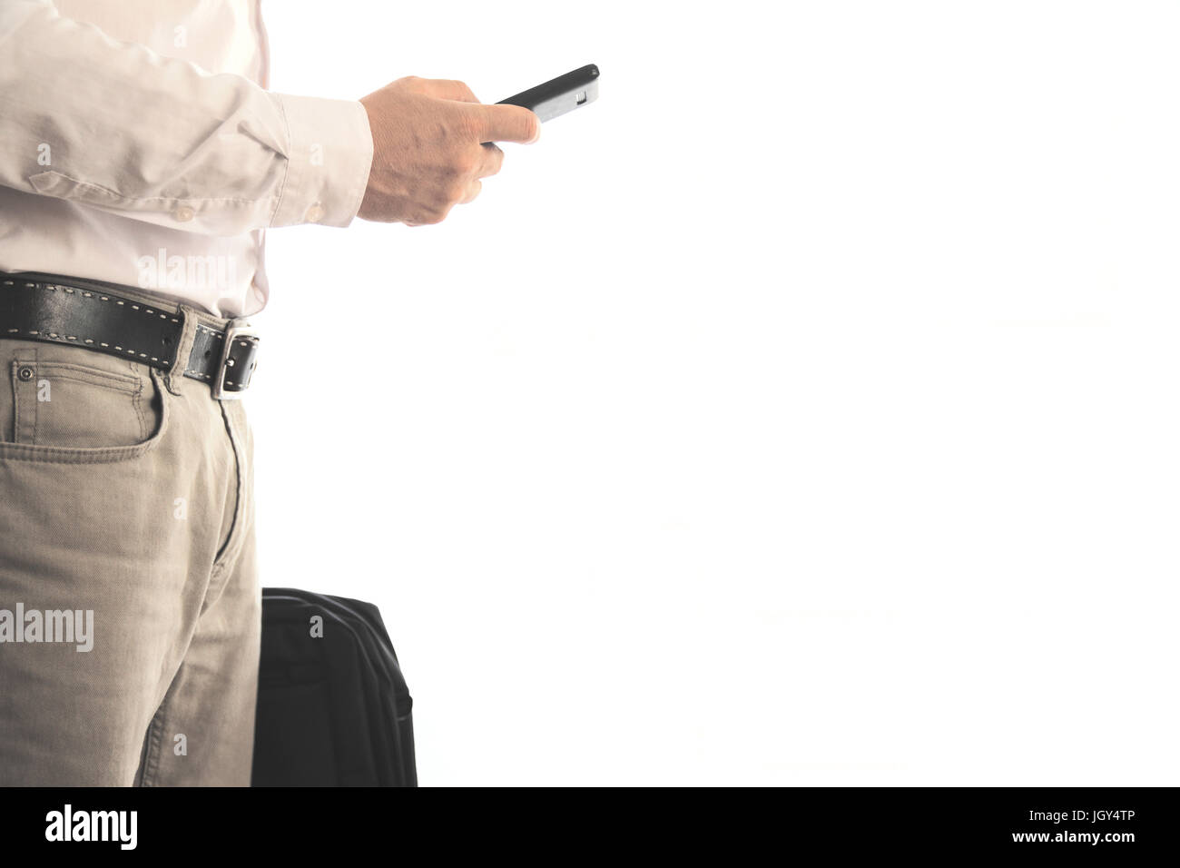 Business man carrying a briefcase lors de l'utilisation d'un mobile. Copie vide de l'espace pour l'éditeur de texte. Banque D'Images