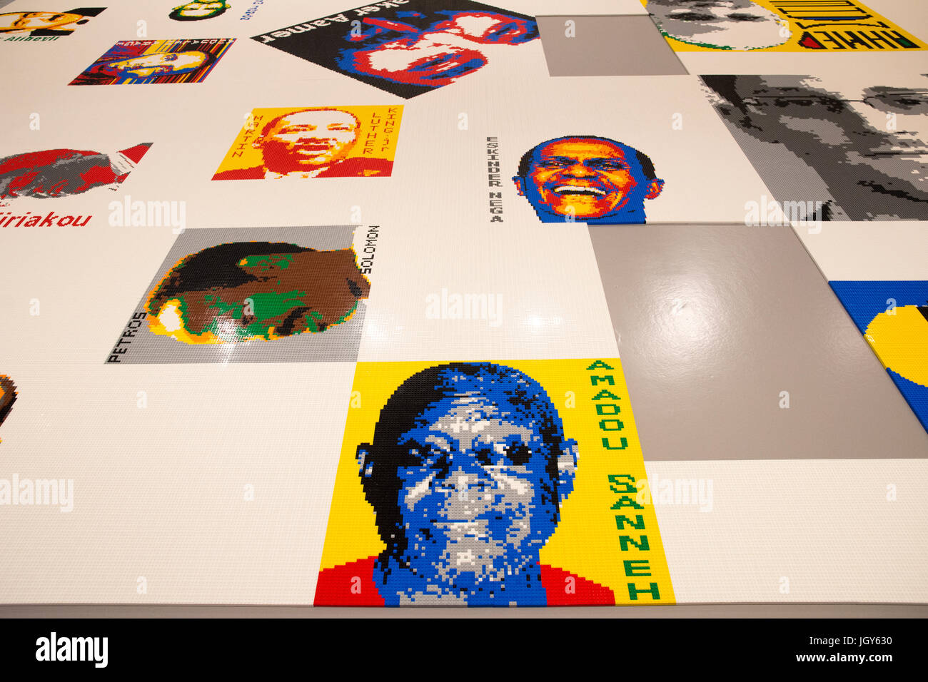 Artiste et activiste chinois Ai Weiwei utilisé les blocs de Lego pour créer des portraits de prisonniers politiques du monde entier. L'exposition, appelée Trace, Banque D'Images