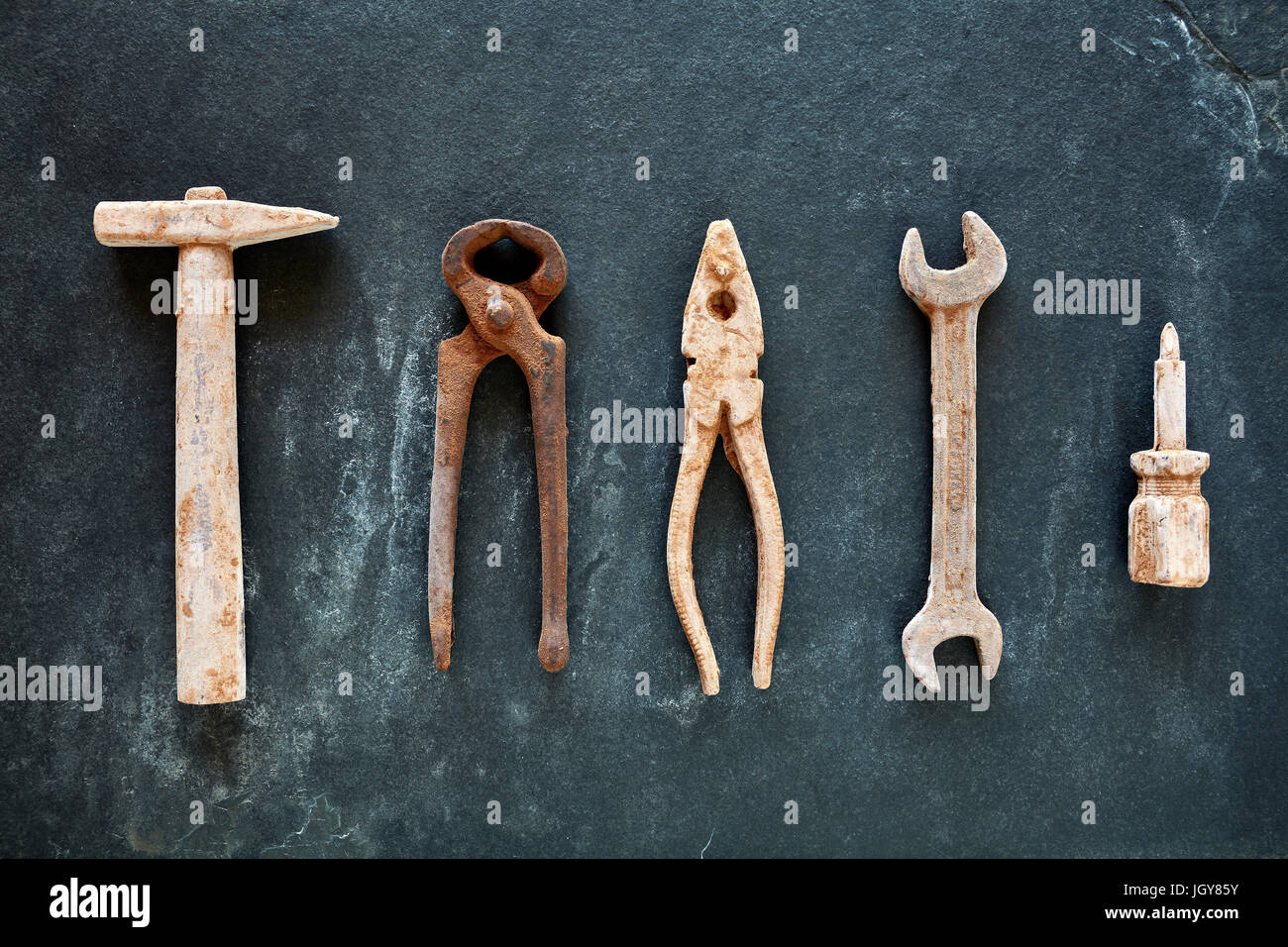 Rusty comme tools collection faite de chocolat sur fond d'ardoise sombre. Banque D'Images