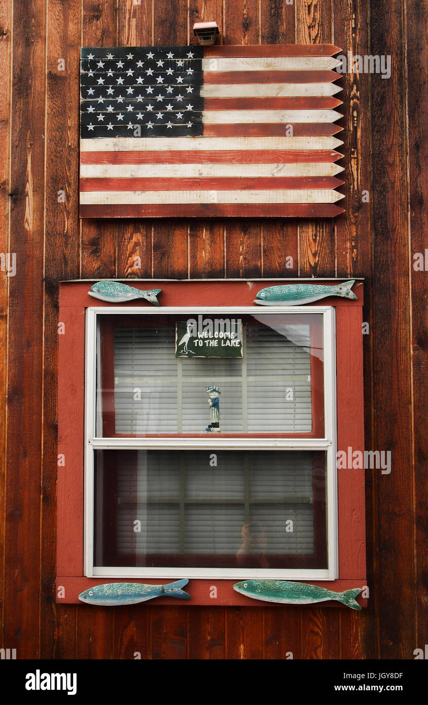 Drapeau américain sur une remise à bateaux Banque D'Images