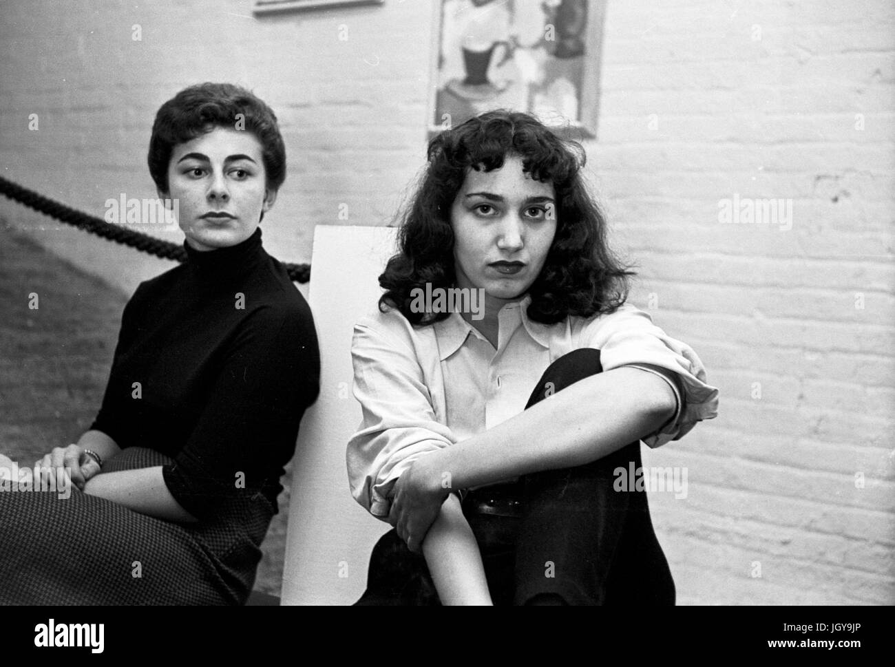Shirley Kaplan (à droite) et Femme inconnue à l'Écurie Gallery à New York City 1954 Banque D'Images