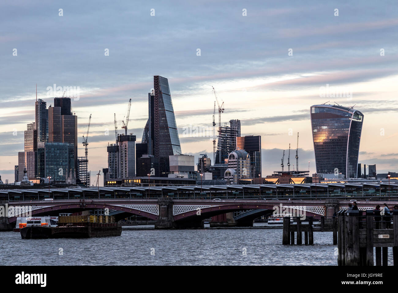 Londres, Royaume-Uni, le 1 juillet 2017 : soirée voir à la ville de Londres à partir de la rive sud. Banque D'Images