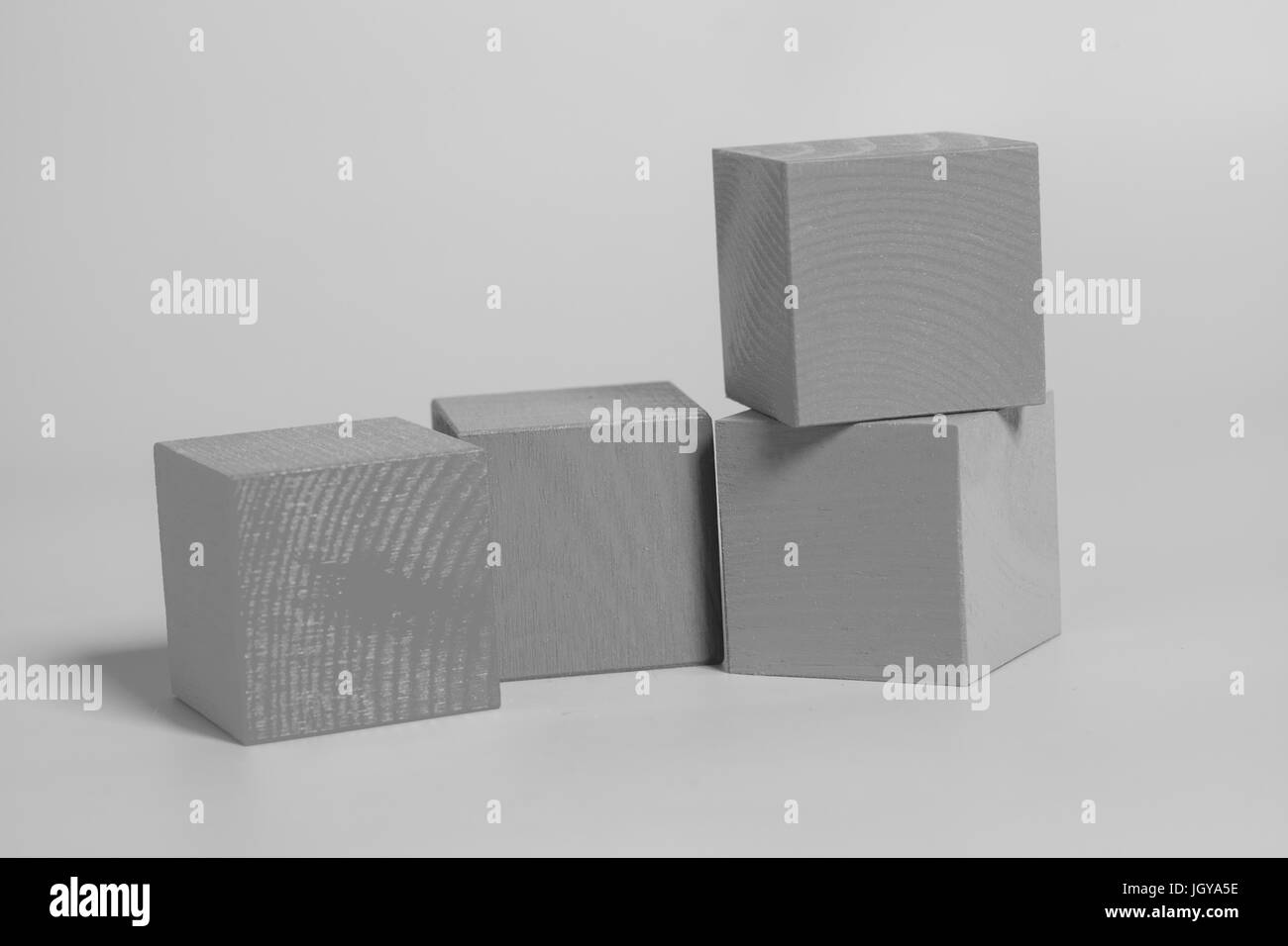 Cubes en bois sur fond gris Banque D'Images