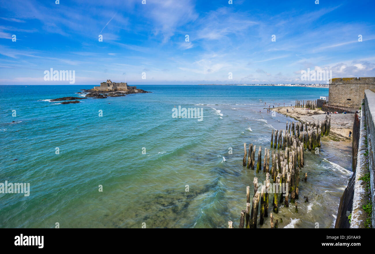 France, Bretagne, Saint-Malo, vue de Fort National, construire 1789 pour protéger le port de Saint-Malo, vue depuis les remparts de la ville Banque D'Images
