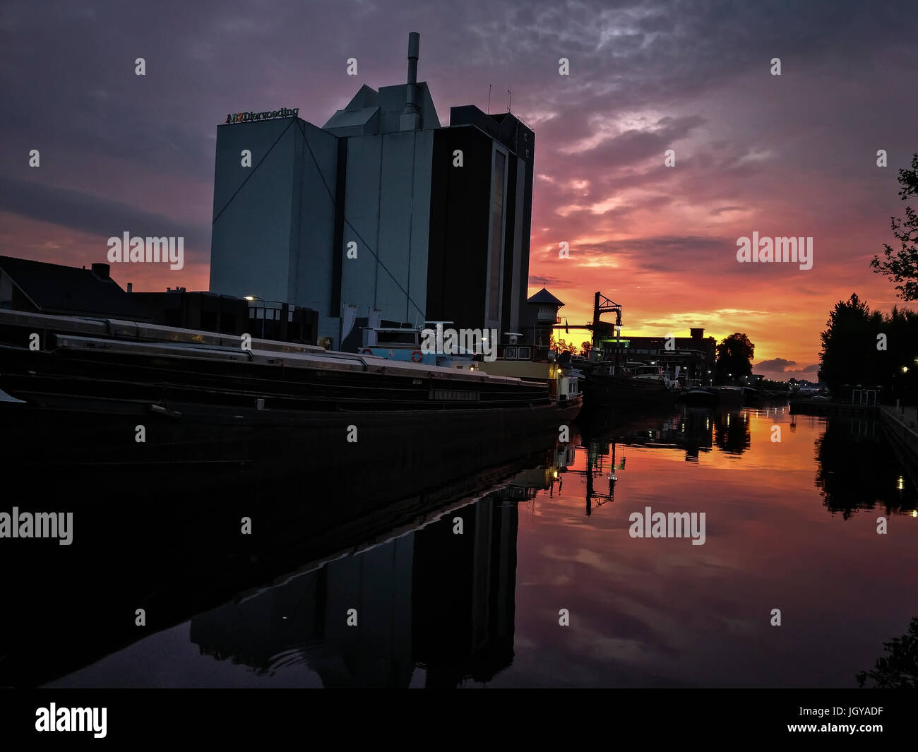 Le ciel en feu au-dessus du port Banque D'Images