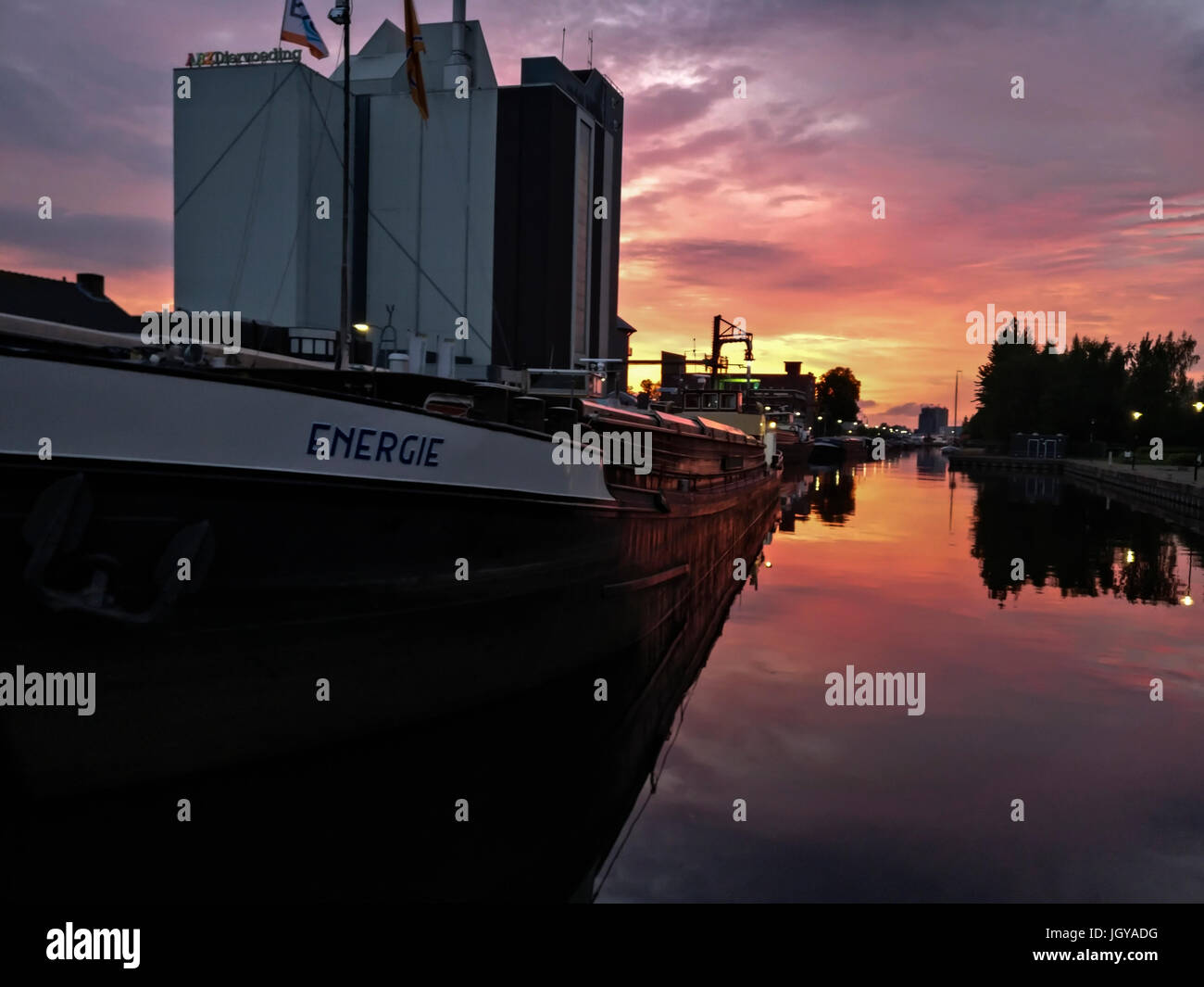 Le ciel en feu au-dessus du port Banque D'Images