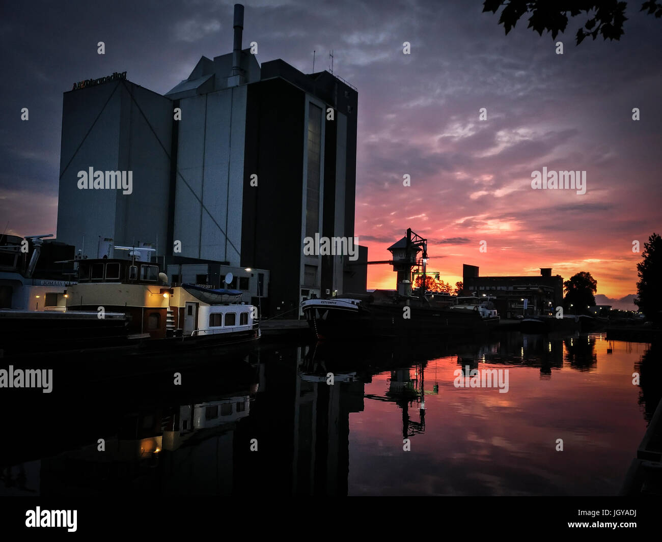 Le ciel en feu au-dessus du port Banque D'Images