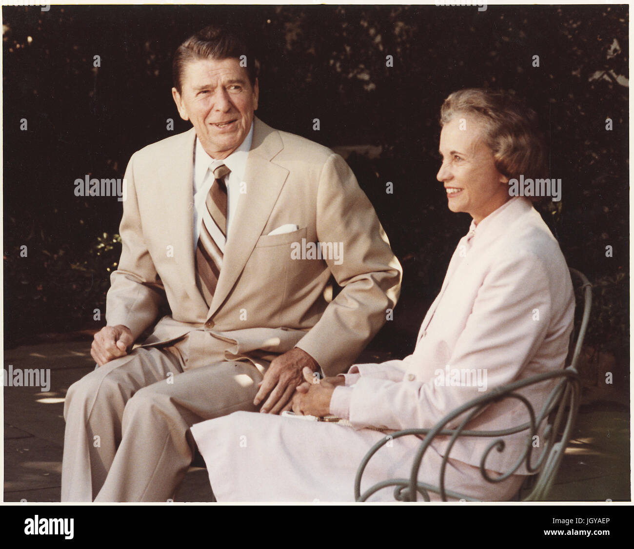 Le président Reagan et son candidat à la Cour suprême Sandra Day O'Connor à la Maison Blanche Banque D'Images