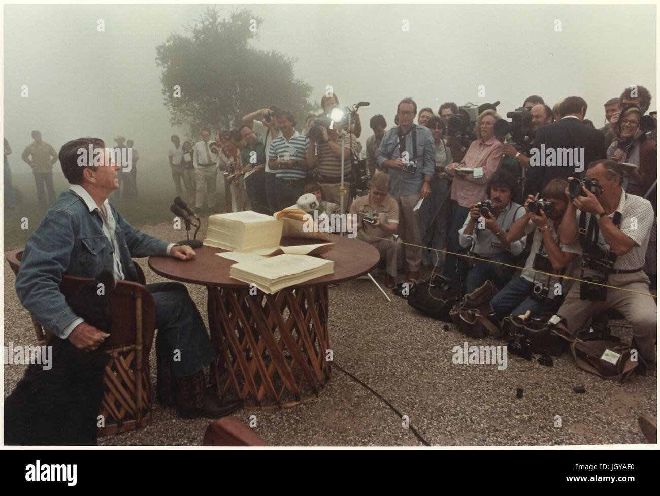 Le président Reagan rencontre avec la presse après la signature de la loi de réconciliation de l'impôt, Rancho del Cielo Banque D'Images