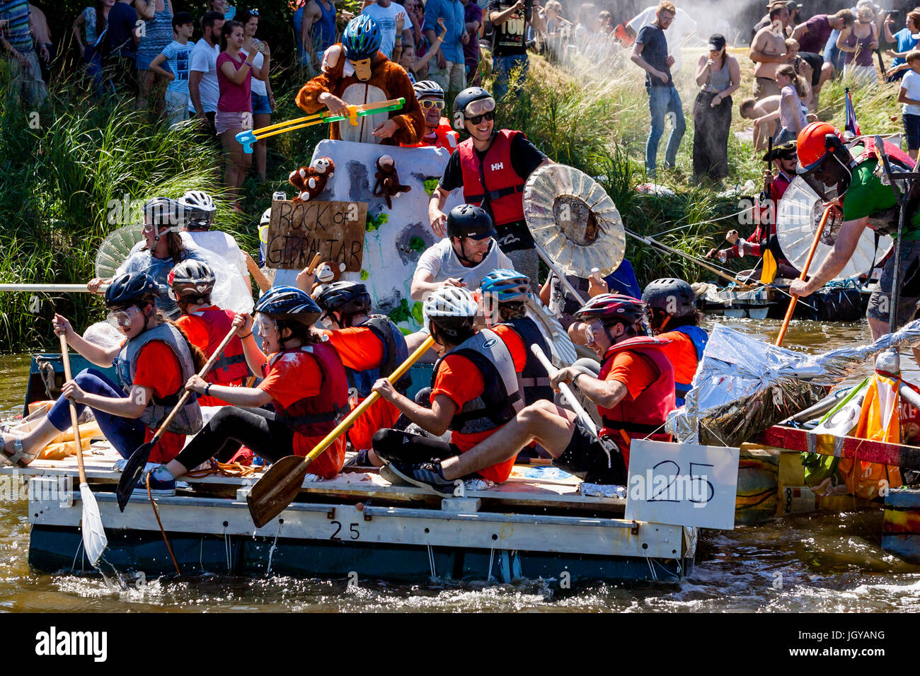 La course annuelle de radeau de Lewes sur la rivière Ouse. Les Participants Accueil traditionnellement les radeaux sont fouettés avec des oeufs et de la farine par les badauds, Lewes, UK Banque D'Images