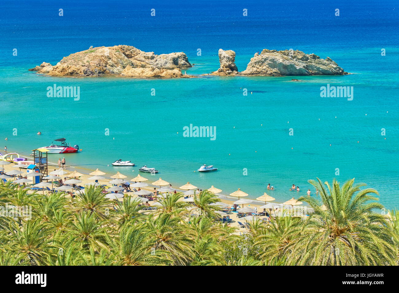 Les touristes sur la plage, l'île de Crète, Grèce Banque D'Images